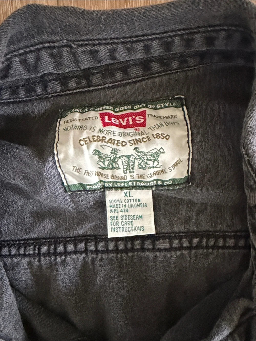 Levi’s | Faded Black Denim | Button Down | size XL - Picture 2 of 4